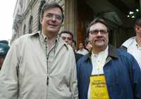 El jefe de Gobierno, Marcelo Ebrard, y el presidente del Comité Ejecutivo del PRD-DF, Ricardo Ruiz, al término del encuentro de dirigentes del sol azteca, rumbo al décimo Congreso Nacional Extraordinario, en el Club de Periodistas