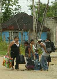 Familias de Chetumal, Quintana Roo, dejan sus viviendas de paja, madera y lámina de cartón