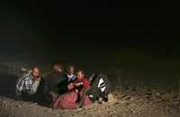 Sudaneses que huyen del genocidio en su país esperan cerca de Nitzana, en la frontera egipcia-israelí, para cruzar hacia Israel