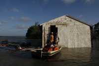 Pescadores de Xcalac, municipio de Othón P. Blanco, rescatan algunas de sus pertenencias luego del paso de huracán Dean