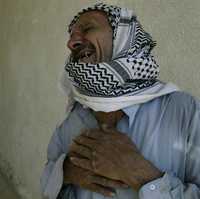 Un anciano iraquí se lamenta en la ciudad santa de Najaf por la pérdida de un familiar, muerto durante enfrentamientos entre tropas estadunidenses y milicianos chiítas