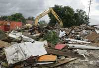 Luego de dos años del paso del huracán Katrina las excavadoras aún retiran escombros en algunos barrios devastados de Nueva Orleáns