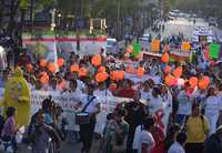 Organizaciones civiles insisten en que la "ideología cruzada" del director de asuntos jurídicos, Bernardo Fernández del Castillo, mantiene detenida la publicación de la norma. En la imagen, caminata por la lucha contra el sida, en junio pasado