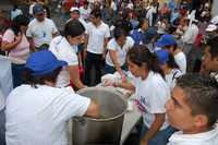 Simpatizantes del PAN reparten tamales entre los asistentes al cierre de campaña de candidatos albiazules en Jalapa, la capital veracruzana.