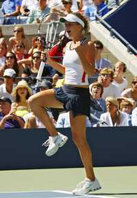 La polaca Agnieszka Radwanska aprovechó los errores de Sharapova para dar la primera campanada del Abierto de Estados Unidos