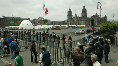 "Un exceso", que militares cerquen el Z&oacute;calo: GDF