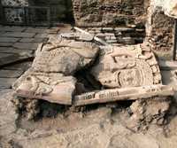 Fragmentos del monolito de esa deidad mexica