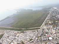 Vista aérea del terreno de 112 hectáreas que el Fondo Nacional de Fomento al Turismo donó el viernes pasado al ayuntamiento de Benito Juárez (cuya cabecera es Cancún),  donde se pretende edificar el nuevo centro de la ciudad y el palacio de gobierno
