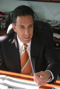 En entrevista con La Jornada, el presidente municipal de Pachuca, Hidalgo, Omar Fayad Meneses, propuso, entre otras medidas, que los gobiernos federal y estatal paguen impuesto predial a los ayuntamientos y que se busquen mecanismos que eliminen la discrecionalidad en el manejo de recursos excedentes por ventas de petróleo. El 15 de diciembre Fayad rendirá protesta como presidente de la Confederación de Municipios de México