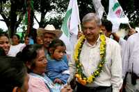 Andrés Manuel López Obrador fue acompañado por amas de casa, niños y campesinos en Yehualtepec, ayer, durante su gira por varios municipios de Puebla