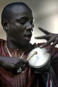 Uno de los integrantes del grupo senegalés de Baaba Maal