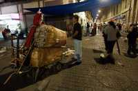 Vendedores ambulantes retiraron sus puestos de las calles del perímetro A del Centro Histórico, cumpliendo así con la orden del gobierno capitalino. La imagen, anoche en la calle Del Carmen