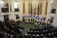 Legisladores del PRD cubrieron con una manta la tribuna de la ALDF y acusaron a su coordinador Víctor Hugo Círigo de traición