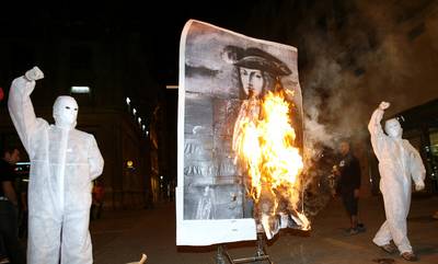 Fiesta nacional entre nubarrones