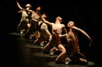 Bailarines de la Compañía de Danza Moderna de Pekín, China, país invitado del honor en la versión 35 del Festival Internacional Cervantino, durante la primera función que ofrecieron la noche del lunes en el teatro Manuel Doblado, en León, Guanajuato