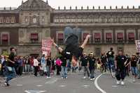 Miles de personas acompañadas de monumentales alebrijes realizaron un desfile desde el Museo de Arte Popular hasta el Zócalo capitalino, donde se llevó a cabo un espectáculo de saltimbanquis, payasos, monociclos, estatuas vivientes y acróbatas aéreos