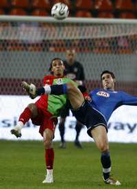 El nigeriano Peter Odemwingie (izquierda) marcó dos goles para el equipo ruso Lokomotiv