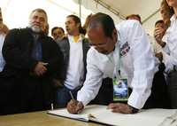 El candidato por el PRD a la gubernatura de Michoacán, Leonel Godoy, firma el libro de visitantes distinguidos al término de un acto de discusión de propuestas con el abanderado por el PVEM, Alejandro Méndez, en el Instituto Tecnológico de Jiquilpan