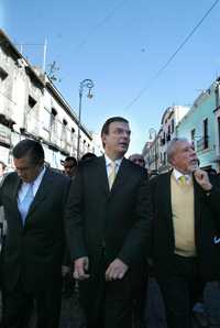 El secretario de Seguridad Pública, Joel Ortega; el jefe de Gobierno, Marcelo Ebrard, y el titular de Obras, Jorge Arganis, recorrieron ayer la remozada calle Bolívar, en su parte del Centro Histórico