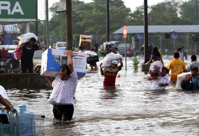 Cunden rapi&ntilde;a y escasez de agua y v&iacute;veres