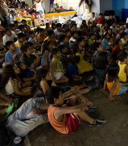 Cunden rapi&ntilde;a y escasez de agua y v&iacute;veres