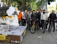 La secretaria de Turismo del gobierno capitalino, Alejandra Barrales, durante un paseo en bicicleta