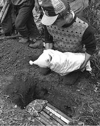 El 30 de diciembre de 1997 se llevó a cabo el sepelio del bebé Pedro Arias Pérez, quien nació en Chimix y sólo tenía 27 días de haber nacido cuando sus padres se vieron obligados a desplazarse a Acteal, debido a las acciones de contrainsurgencia que desarrollaban en la zona grupos paramilitares