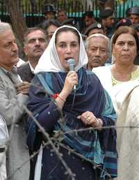 La ex premier habla a simpatizantes que llegaron hasta su residencia