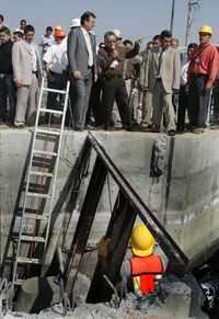 El jefe de Gobierno, Marcelo Ebrard Casaubon, puso en marcha los trabajos de mantenimiento de la planta de tratamiento de aguas residuales de Texcoco, en la que se invertirán 93 millones de pesos