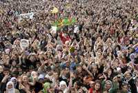 En la ciudad de Nusaybin, Turquía, con fotografías del líder kurdo Abdullah Ocalan, quien se encuentra encarcelado en ese país, miles de personas rechazaron un posible ataque turco contra el separatista Partido de los Trabajadores del Kurdistán en el norte de Irak