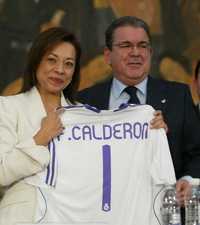 Josefina Vázquez Mota, titular de la SEP, y Miguel Ángel Arroyo, director general del Real Madrid, quien hizo un donativo por 100 mil dólares para los damnificados de Tabasco. De igual forma, entregó a la funcionaria una playera de ese equipo de futbol para el presidente Felipe Calderón Hinojosa