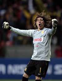 El portero Memo Ochoa festejó eufórico el primer gol