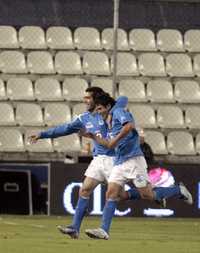 Julio César Domínguez (derecha) es felicitado por el Chelito tras anotarle a los Tuzos