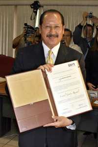 Godoy muestra el documento que lo acredita como gobernador electo