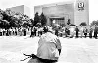 Según el director de Incorporación y Recaudación del IMSS, el instituto sigue con problemas de fondos, pese a la reforma al régimen de pensiones. En la imagen, fila de jubilados espera cobrar su mensualidad, en el teatro Xola