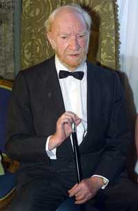 Fernando Fernán Gómez también representó un hito en su país, al haber ocupado un lugar en la Real Academia de la Lengua a pesar de su formación autodidacta. Arriba, durante una entrega de premios en 2001