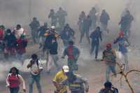 Con gas lacrimógeno, policías intentaron dispersar a decenas de estudiantes que buscaban impedir los trabajos de la Asamblea Constituyente