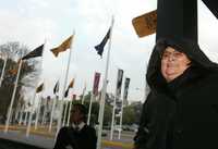 Mercedes Sosa recibió aplausos del público al comentar que un día antes de su concierto visitó Tlatelolco para rendir homenaje a los caídos el 2 de octubre de 1968. En la imagen, durante su visita a ese punto de la ciudad