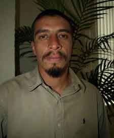 H&eacute;roe migrante recibe las gracias... y un puntapi&eacute;