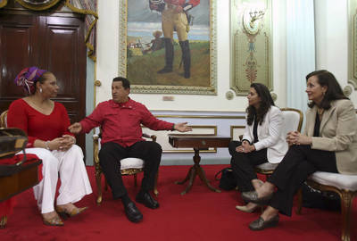 Familiares de Ingrid Betancourt, con Hugo Ch&aacute;vez