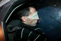 Uno de los dos detenidos en Mende, sur de Francia, es conducido a la cárcel