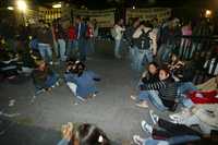 Alumnos de la normal rural de Ayotzinapa se manifestaron ayer fuera de la Cámara de Diputados, en la ciudad de México, para denunciar la represión que han sufrido por parte del gobierno de Guerrero