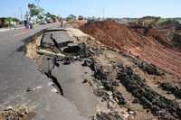 Deslave en un tramo de la carretera Villahermosa-Macuspana, muy cerca del aeropuerto internacional, ocurrido por el socavamiento de las márgenes del río Carrizal