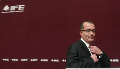 Ugalde quiere irse como h&eacute;roe al dimitir: PRD