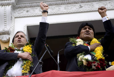 Recibe Evo Morales la nueva Constituci&oacute;n boliviana