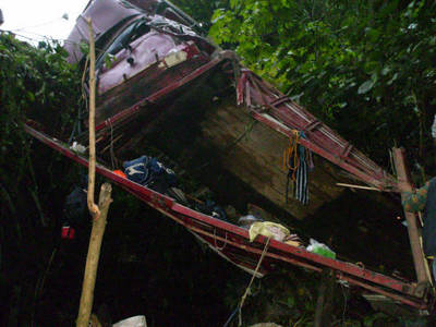 Desbarranca cami&oacute;n de redilas en Puebla; 20 muertos