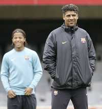 El mexicano Giovani dos Santos y el timonel Frank Rijkaard, durante el entrenamiento del Barcelona con miras al derbi ante Real Madrid