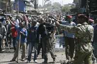Manifestantes en Nairobi, uno de ellos con machete (centro), son conminados por la policía a dispersarse