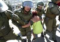 Oficiales de la policía militarizada detienen a una manifestante que protestaba por el asesinato del estudiante Matías Catrileo