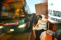 Con su bebé en brazos, una campesina participó el pasado viernes en la toma de la caseta de la carretera México-Toluca, en rechazo al TLCAN